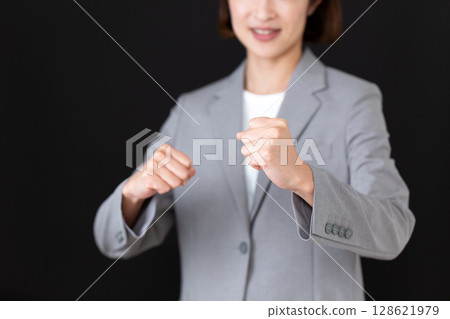Middle-aged female business woman making a fighting pose 128621979