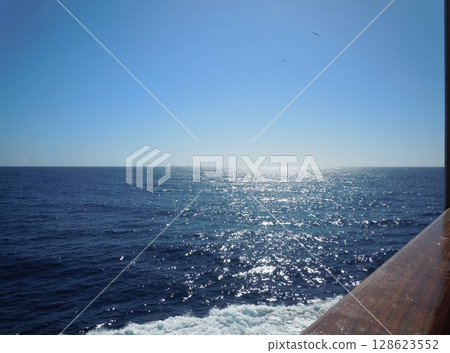 The horizon seen from a ship (Ogasawara-Maru) 128623552