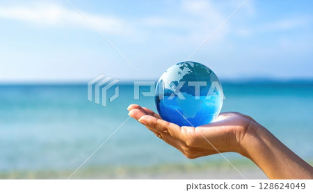 AI 圖片：一隻手握著玻璃球，背景是海洋 128624049