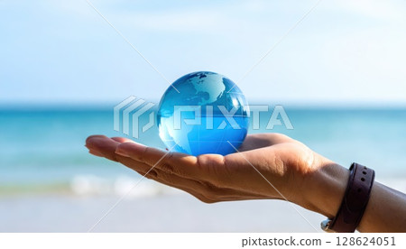 AI 圖片：一隻手握著玻璃球，背景是海洋 128624051