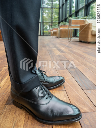 Leather shoes 128624838