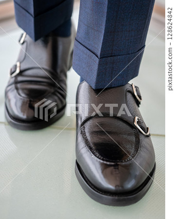 Leather shoes 128624842