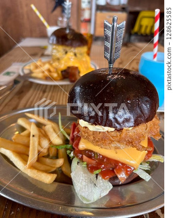豐盛的美味漢堡，配上起司和炸洋蔥 128625585