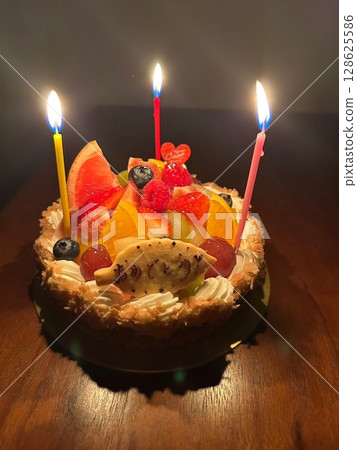 A cake with a "Congratulations" message and a birthday atmosphere 128625586