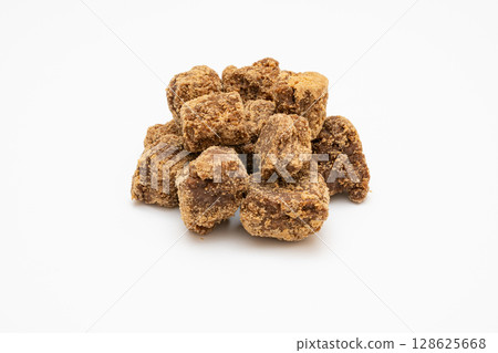 白色背景下拍攝的天然風味紅糖塊 白色背景下拍攝的天然風味紅糖塊 128625668