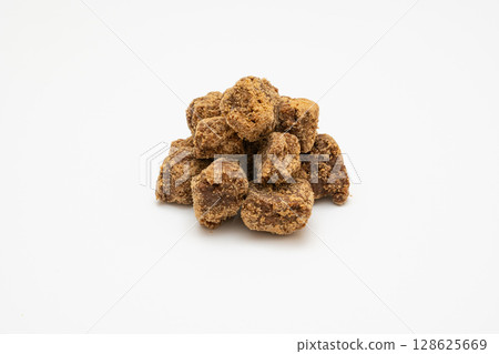 白色背景下拍攝的天然風味紅糖塊 128625669
