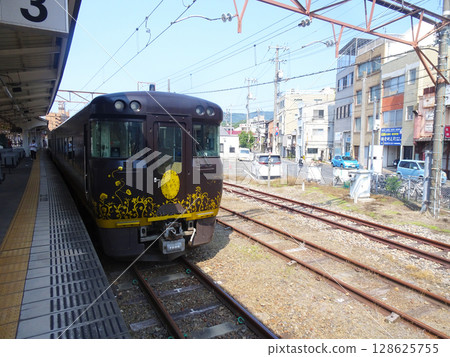 Hanaakari stopping at Onomichi Station (Onomichi City, Hiroshima Prefecture) June 2025 128625755