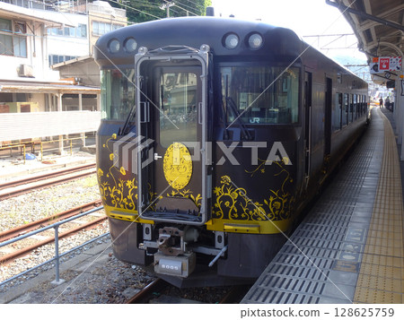 Hanaakari stopping at Onomichi Station (Onomichi City, Hiroshima Prefecture) June 2025 128625759