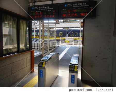 Hanaakari stopping at Onomichi Station (Onomichi City, Hiroshima Prefecture) June 2025 128625761