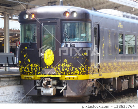 Hanaakari stopping at Onomichi Station (Onomichi City, Hiroshima Prefecture) June 2025 128625764