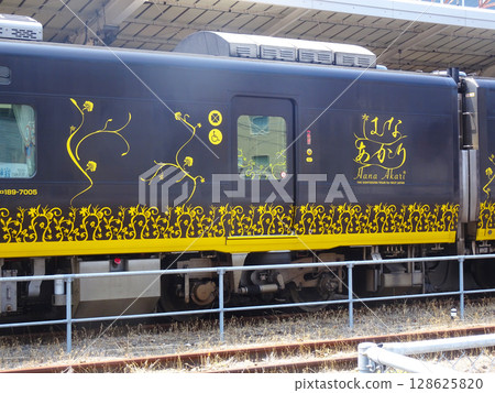 Hanaakari stopping at Onomichi Station (Onomichi City, Hiroshima Prefecture) June 2025 Hanaakari stopping at Onomichi Station (Onomichi City, Hiroshima Prefecture) June 2025 128625820