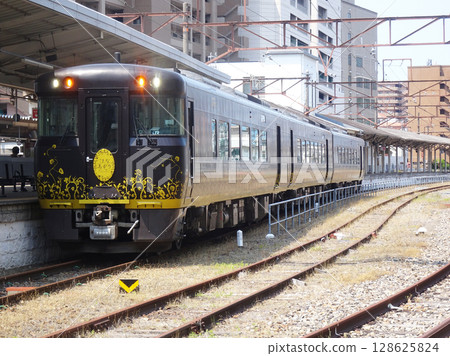 Hanaakari stopping at Onomichi Station (Onomichi City, Hiroshima Prefecture) June 2025 128625824