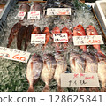 日本魚市上展出的新鮮魚 128625841