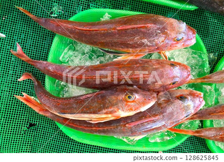 日本魚市上展出的新鮮魚 128625845