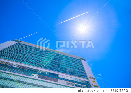 日本橫濱的街景：入境遊客…（熙熙攘攘）新橫濱站、飛機軌跡、陽光等等。邁向新時代 = 7月19日 128625850