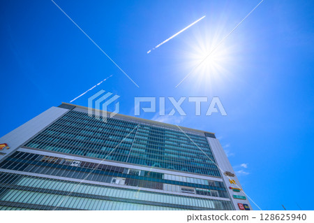 日本橫濱的街景：入境遊客…（熙熙攘攘）新橫濱站、飛機軌跡、陽光等等。邁向新時代 = 7月19日 128625940