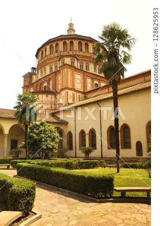 《最後的晚餐》在感恩聖母堂的庭院舉行 128625953