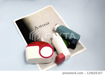 Various asthma inhalers and a brochure with the inscription asthma 128626167
