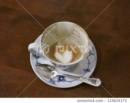 空杯子裡還殘留著心型拿鐵藝術 空杯子裡還殘留著心型拿鐵藝術 128626172