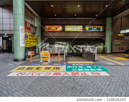 Entrance to the free passageway connecting the east and west sides of Kita-Senju Station (East exit side) Entrance to the free passageway connecting the east and west sides of Kita-Senju Station (East exit side) 128626203