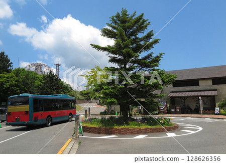 六甲花園露台上的新綠(兵庫縣神戶市六甲山):六甲山巴士和巴士環島 六甲花園露台上的新綠(兵庫縣神戶市六甲山):六甲山巴士和巴士環島 128626356