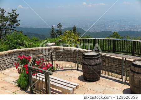 六甲花園露台(兵庫縣神戶市六甲山)的新鮮綠意:可以一覽大阪灣美景的“觀景露台” 六甲花園露台(兵庫縣神戶市六甲山)的新鮮綠意:可以一覽大阪灣美景的“觀景露台” 128626359