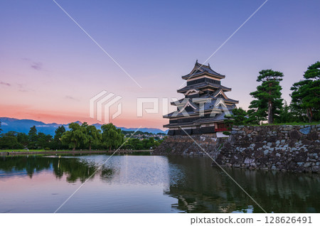 黎明時的松本城 [金星帶] 128626491