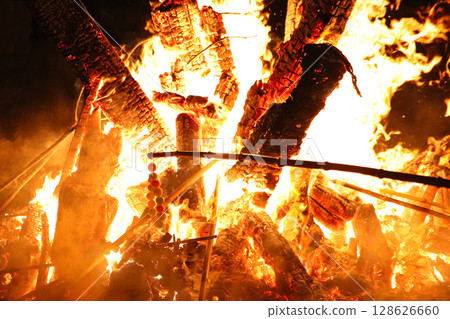 Oiso's Sagicho - Roasting dumplings hanging from bamboo poles - 128626660