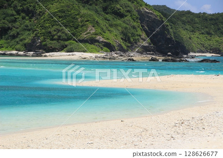 座間味島Sil海灘美麗的珊瑚礁路的夏季風景 128626677