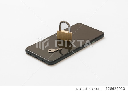 智慧型手機上放置的掛鎖安全影像 128626920