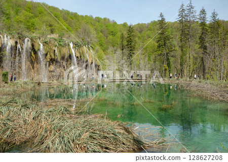 spectacular waterfalls and lakes of Plitvice Lakes National Park, in Croatia spectacular waterfalls and lakes of Plitvice Lakes National Park, in Croatia 128627208