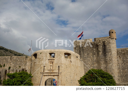 the Pile gate in Dubrovnik castle wall. Croatia the Pile gate in Dubrovnik castle wall. Croatia 128627715