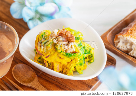 Pumpkin salad with snow peas Pumpkin salad with snow peas 128627973