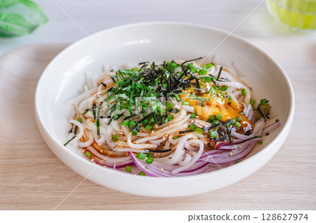 Bukkake udon with healthy noodles 128627974