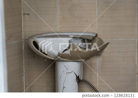 The broken washbasin of an outdoor toilet The broken washbasin of an outdoor toilet 128628131