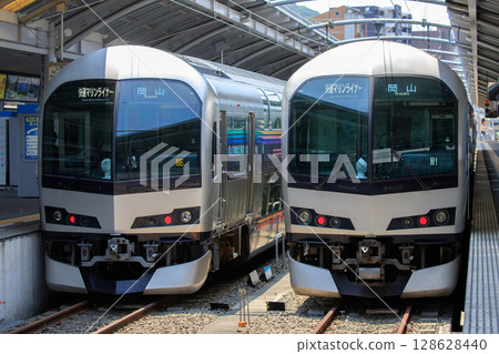 停靠高松站的快速列車「Marine Liner」(JR四國/JR西日本) 停靠高松站的快速列車「Marine Liner」(JR四國/JR西日本) 128628440