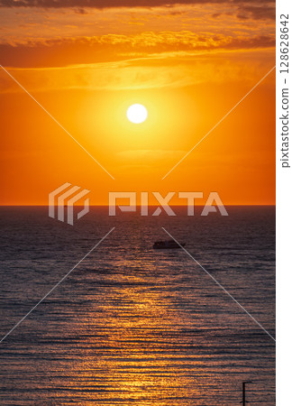 Beautiful red and orange sunrise over the sea. 128628642