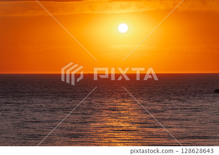 Beautiful red and orange sunrise over the sea. 128628643