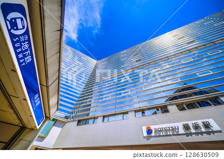 七月的日本橫濱城市景觀。酷暑難耐…相鐵橫濱站和陽光。 七月的日本橫濱城市景觀。酷暑難耐…相鐵橫濱站和陽光。 128630509