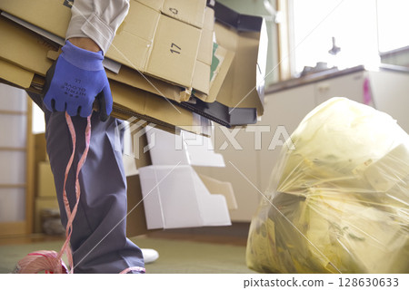 打掃父母的房子並整理不必要的物品 128630633