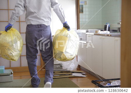 打掃父母的房子並整理不必要的物品 打掃父母的房子並整理不必要的物品 128630642