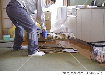 打掃父母的房子並整理不必要的物品 128630644