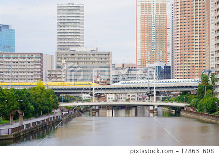 Doctor Yellow and the Tokaido Shinkansen facing each other Doctor Yellow and the Tokaido Shinkansen facing each other 128631608