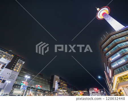 京都塔和京都站的夜景 京都塔和京都站的夜景 128632448