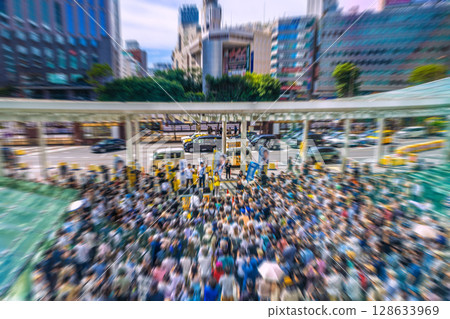 日本橫濱市容。競選活動最後一天。 19日，橫濱站西口街頭演講。 128633969