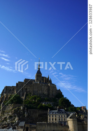 聖米歇爾山的城牆和修道院映襯著藍天 聖米歇爾山的城牆和修道院映襯著藍天 128633987