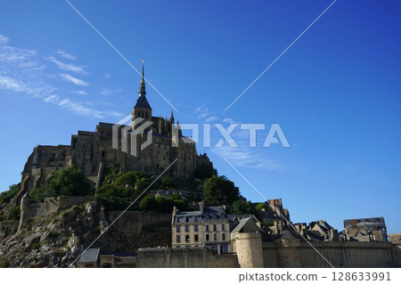 聖米歇爾山的城牆和修道院映襯著藍天 128633991