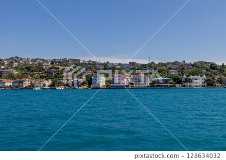 Beautiful Istanbul cityscape view from cruise sailing to Bosphorus,Turkey 128634032