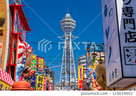 大阪府：新世界的街道，俯瞰通天閣 128634602