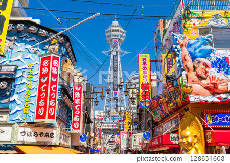 大阪府：新世界的街道，俯瞰通天閣 128634608